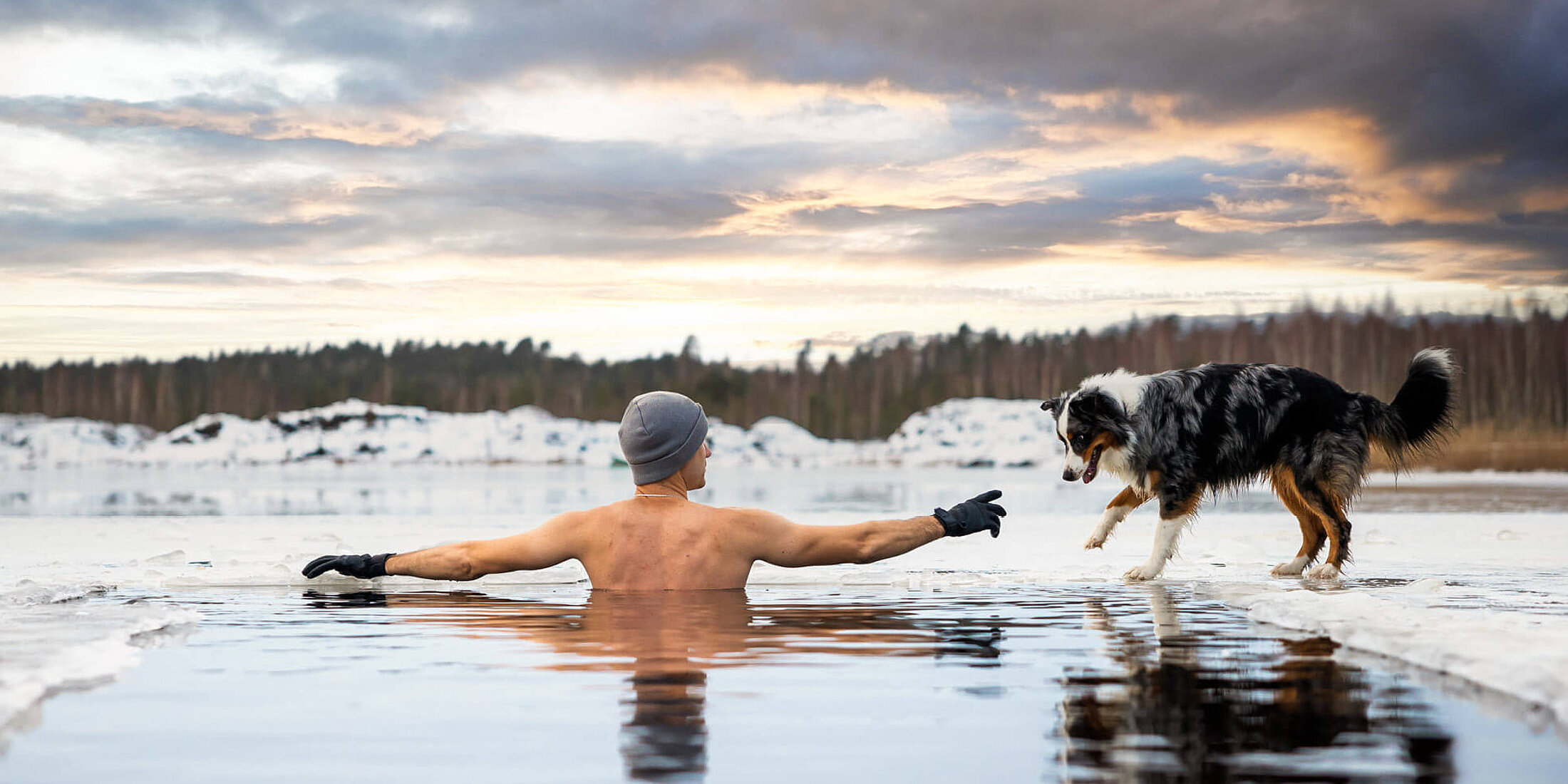 Ein Mensch beim Eisbaden